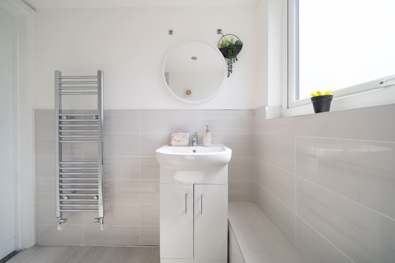 Premium 3 Bed Cardiff City Sleeps 9 with Free Parking in 11 Saint Peter's Street, Cardiff CF24 3BA - Property image 24 - VivreStays