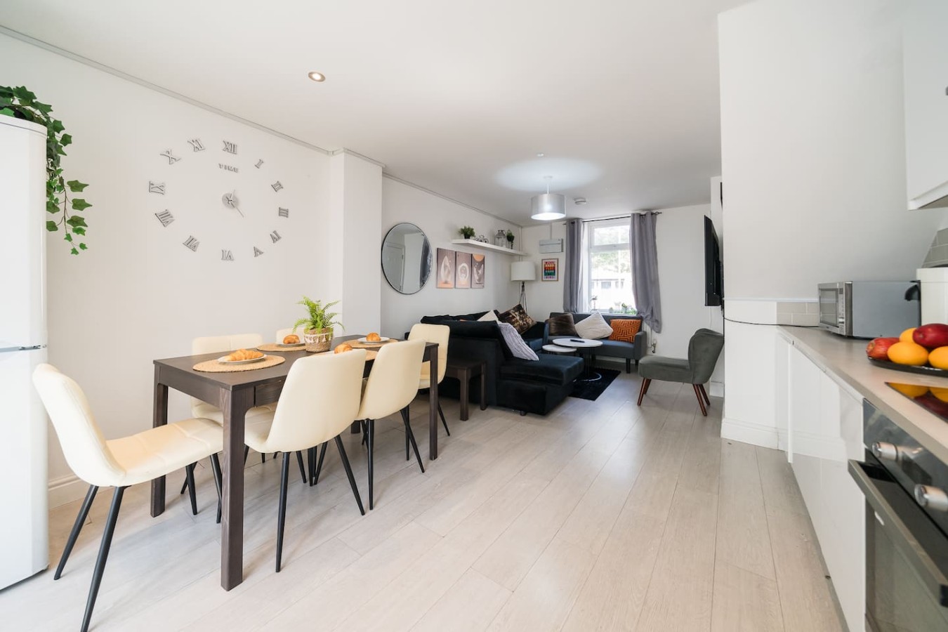 Premium 3 Bed Cardiff City Sleeps 9 with Free Parking in 11 Saint Peter's Street, Cardiff CF24 3BA - Property image 14 - VivreStays