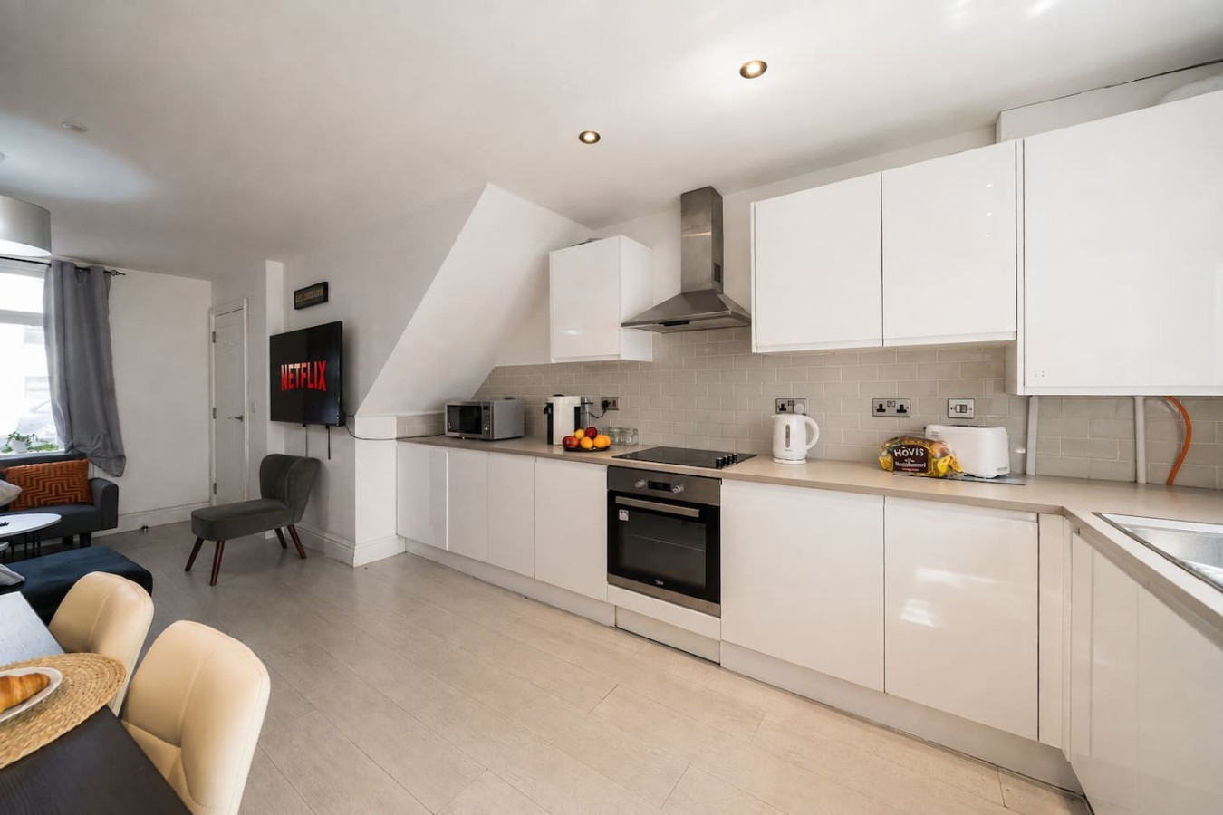 Premium 3 Bed Cardiff City Sleeps 9 with Free Parking in 11 Saint Peter's Street, Cardiff CF24 3BA - Property image 8 - VivreStays