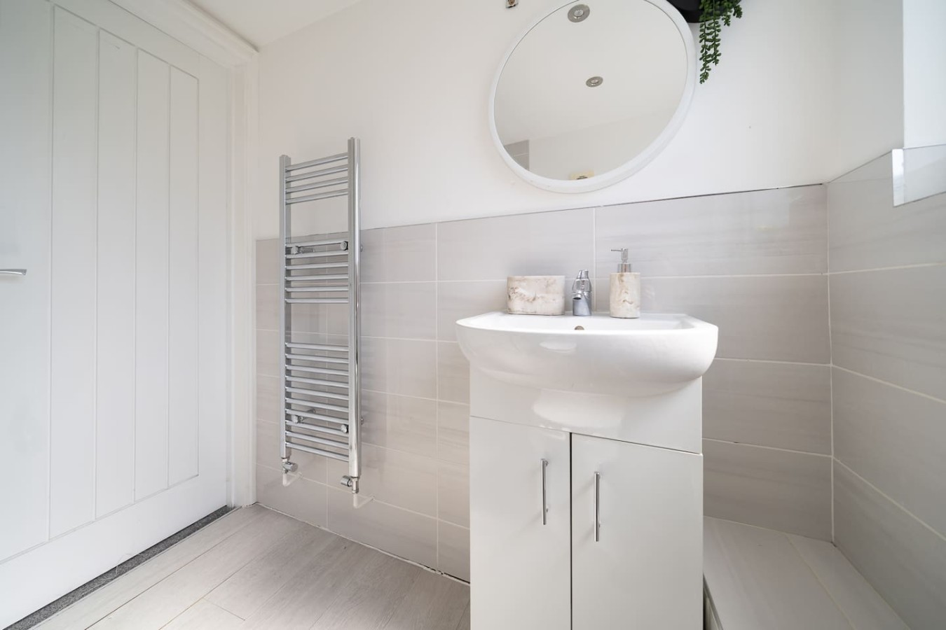Premium 3 Bed Cardiff City Sleeps 9 with Free Parking in 11 Saint Peter's Street, Cardiff CF24 3BA - Property image 25 - VivreStays