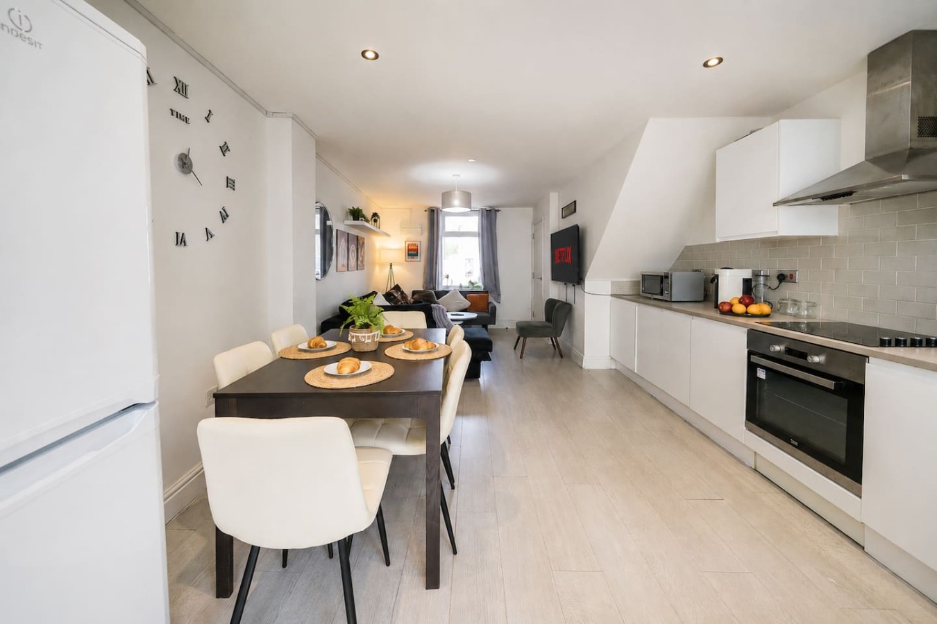 Premium 3 Bed Cardiff City Sleeps 9 with Free Parking in 11 Saint Peter's Street, Cardiff CF24 3BA - Property image 11 - VivreStays