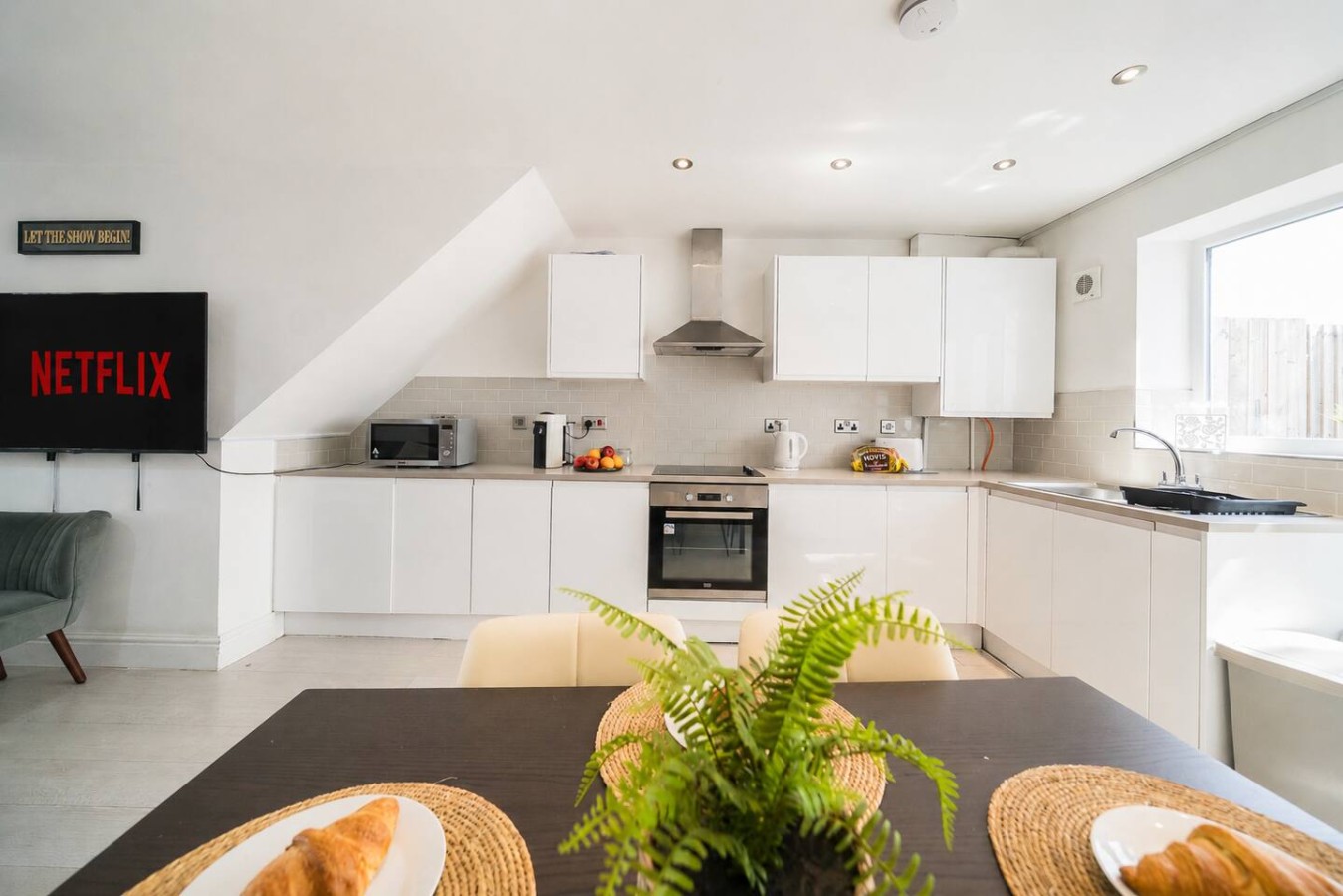Premium 3 Bed Cardiff City Sleeps 9 with Free Parking in 11 Saint Peter's Street, Cardiff CF24 3BA - Property image 10 - VivreStays