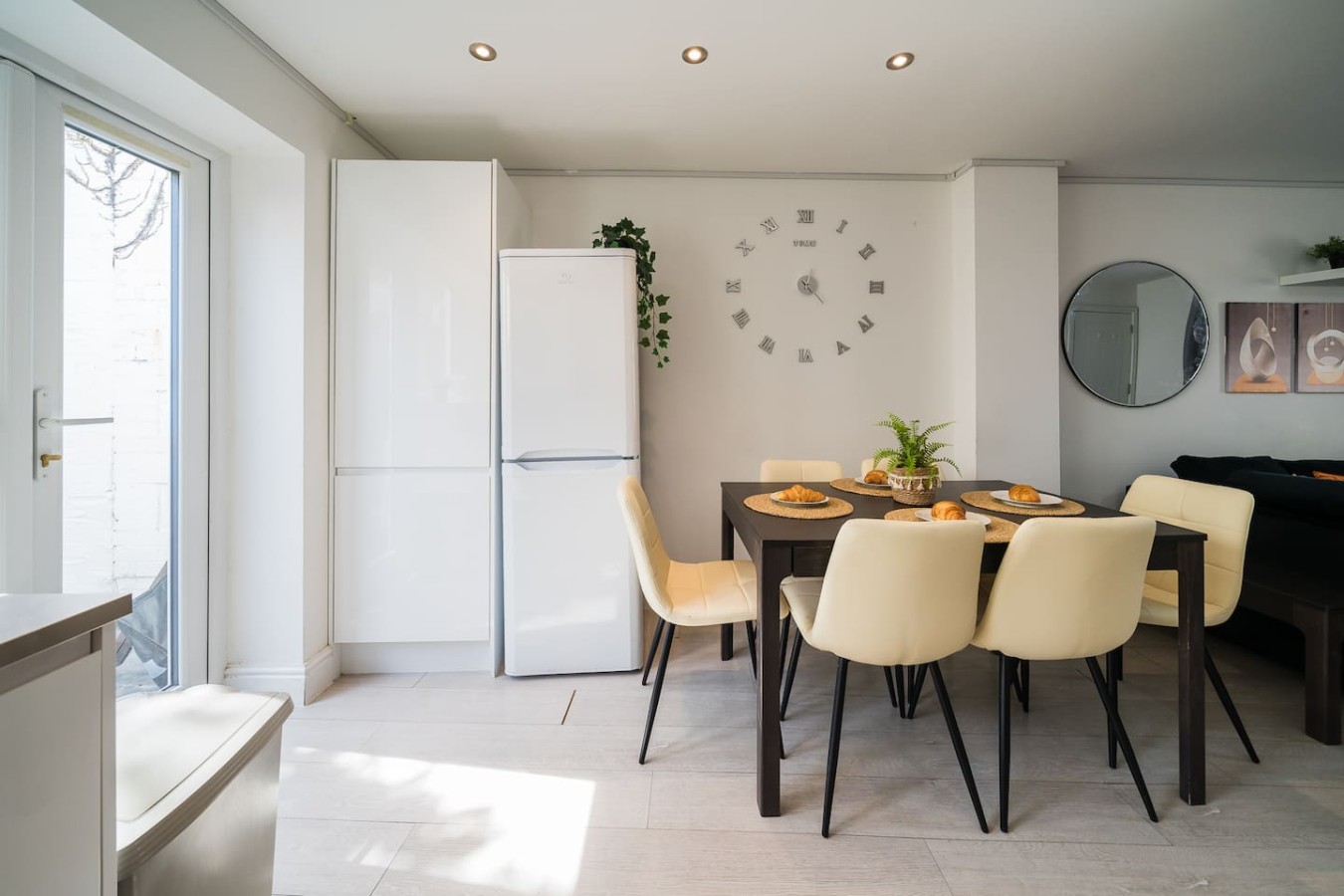Premium 3 Bed Cardiff City Sleeps 9 with Free Parking in 11 Saint Peter's Street, Cardiff CF24 3BA - Property image 15 - VivreStays
