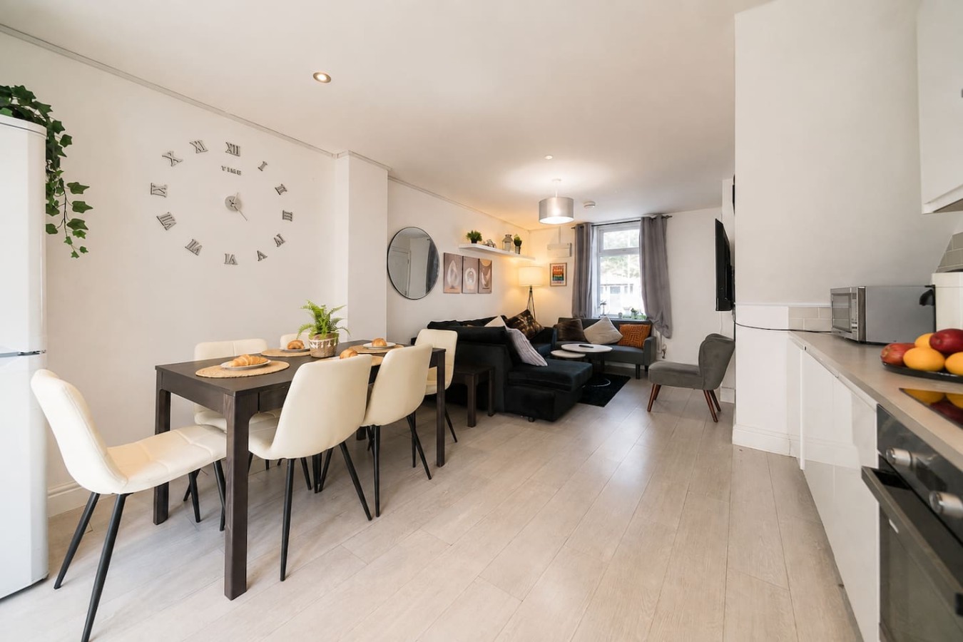 Premium 3 Bed Cardiff City Sleeps 9 with Free Parking in 11 Saint Peter's Street, Cardiff CF24 3BA - Property image 13 - VivreStays