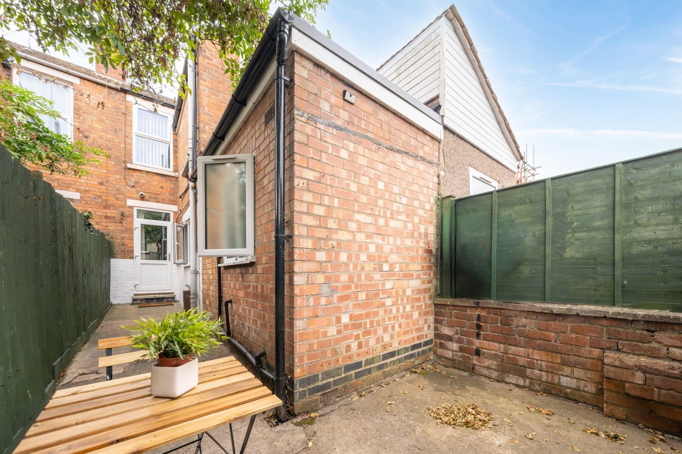 The Landmark Comfy 2BR 2BATH Home Sleeps 5 in Rugby in 53 Graham Road, Warwickshire, CV21 3LD - Property image 10 - VivreStays