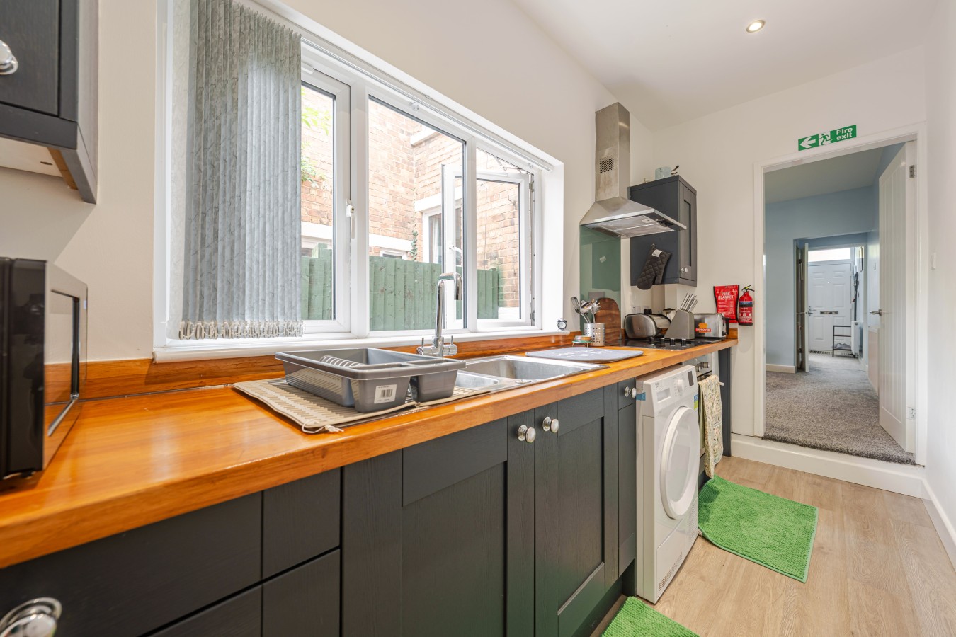 The Landmark Comfy 2BR 2BATH Home Sleeps 5 in Rugby in 53 Graham Road, Warwickshire, CV21 3LD - Property image 6 - VivreStays