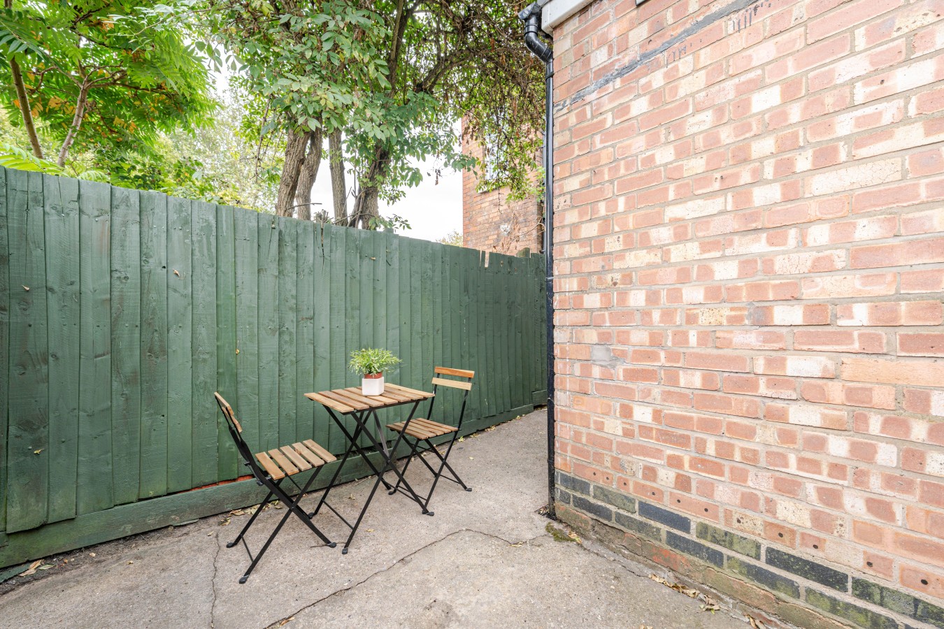 The Landmark Comfy 2BR 2BATH Home Sleeps 5 in Rugby in 53 Graham Road, Warwickshire, CV21 3LD - Property image 9 - VivreStays
