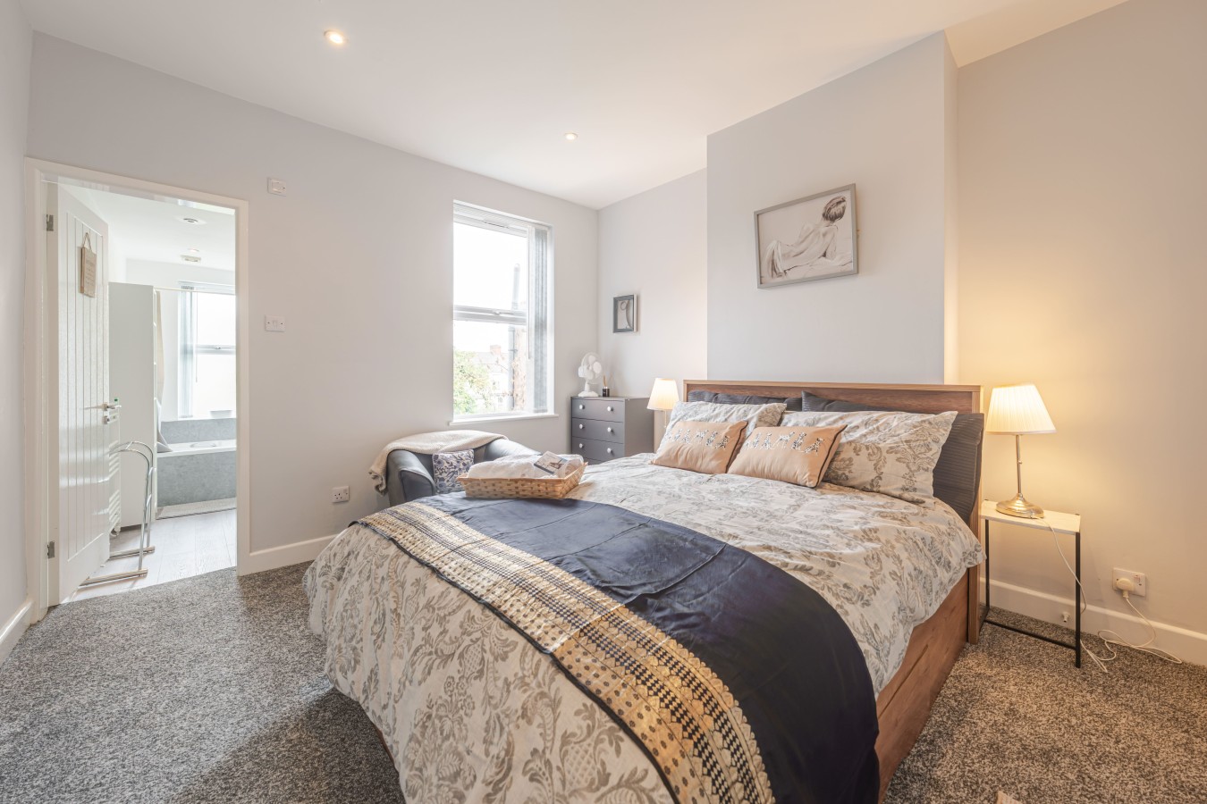 The Landmark Comfy 2BR 2BATH Home Sleeps 5 in Rugby in 53 Graham Road, Warwickshire, CV21 3LD - Property image 2 - VivreStays