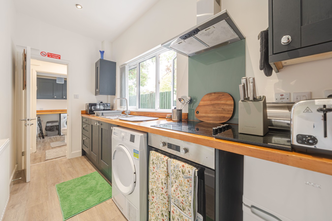 The Landmark Comfy 2BR 2BATH Home Sleeps 5 in Rugby in 53 Graham Road, Warwickshire, CV21 3LD - Property image 5 - VivreStays