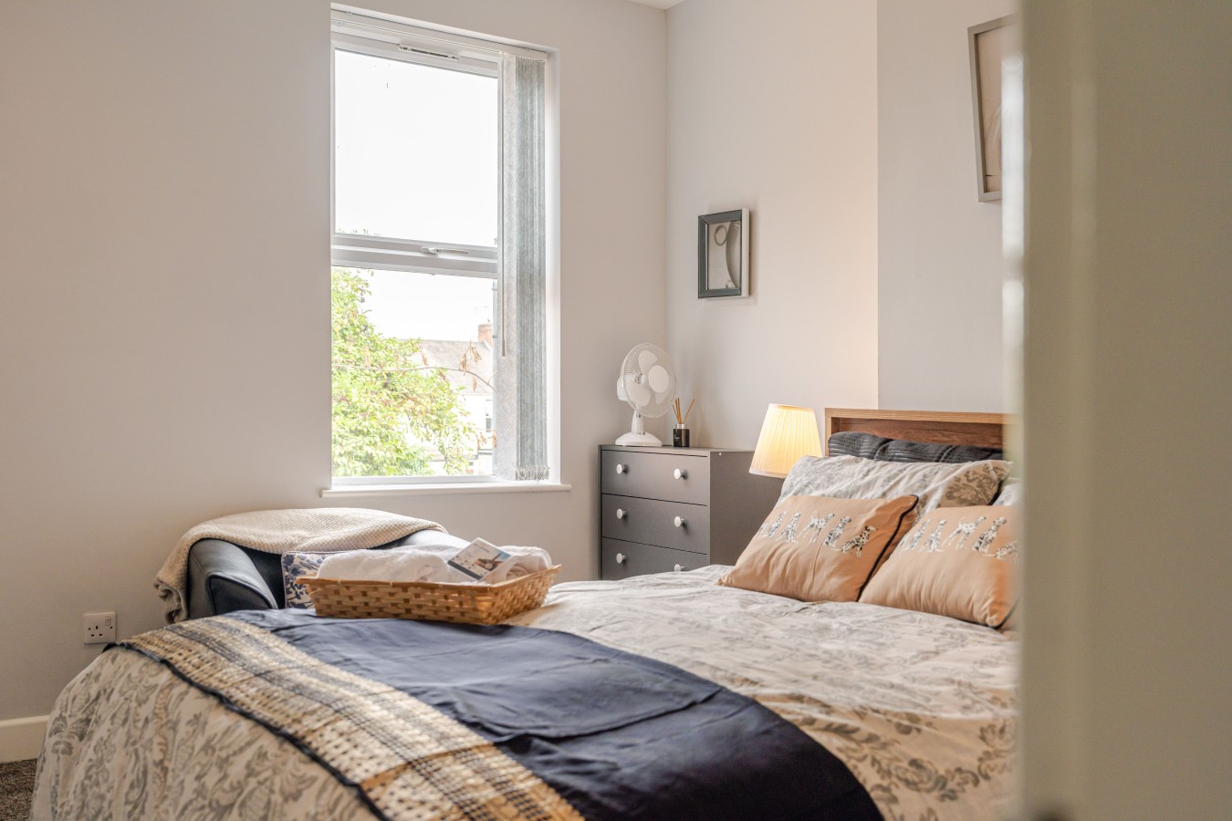 The Landmark Comfy 2BR 2BATH Home Sleeps 5 in Rugby in 53 Graham Road, Warwickshire, CV21 3LD - Property image 17 - VivreStays