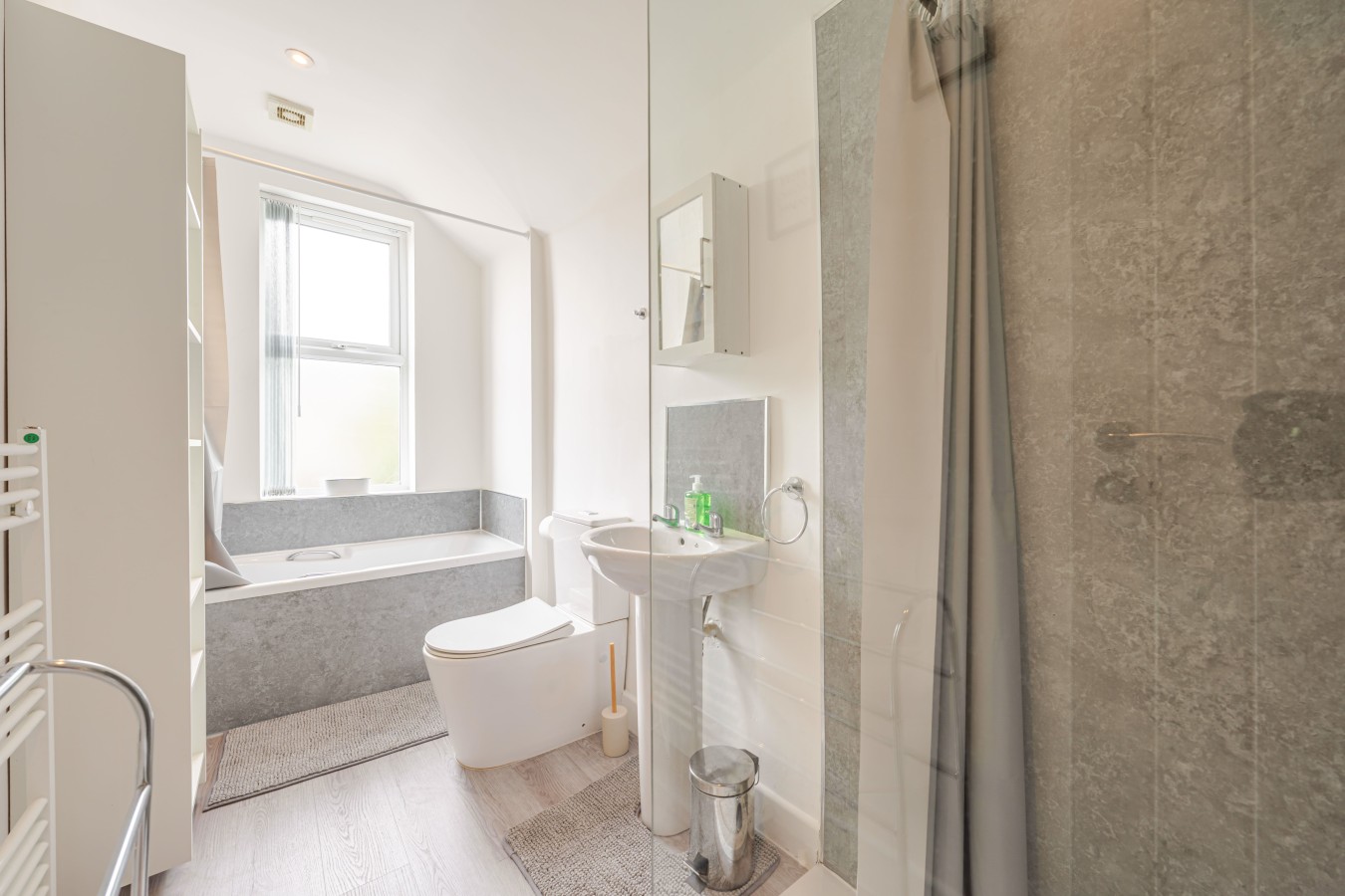 The Landmark Comfy 2BR 2BATH Home Sleeps 5 in Rugby in 53 Graham Road, Warwickshire, CV21 3LD - Property image 11 - VivreStays
