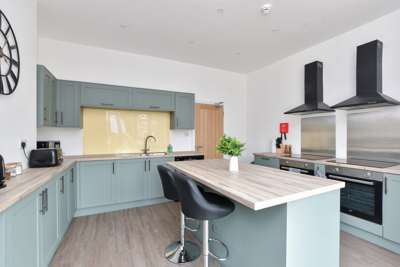 Contractor-Friendly 6BR 6 En-Suites | Free Parking in 241 Folkestone Road, Dover, Kent, CT17 9LL - Property image 11 - VivreStays