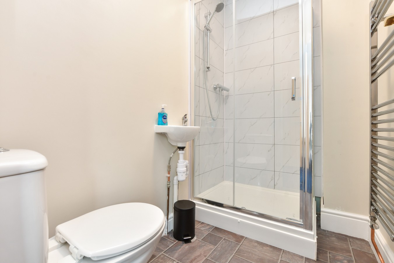 Contractor-Friendly 6BR 6 En-Suites | Free Parking in 241 Folkestone Road, Dover, Kent, CT17 9LL - Property image 38 - VivreStays