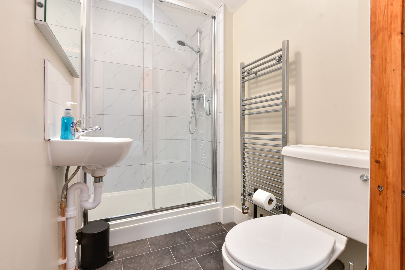 Contractor-Friendly 6BR 6 En-Suites | Free Parking in 241 Folkestone Road, Dover, Kent, CT17 9LL - Property image 21 - VivreStays