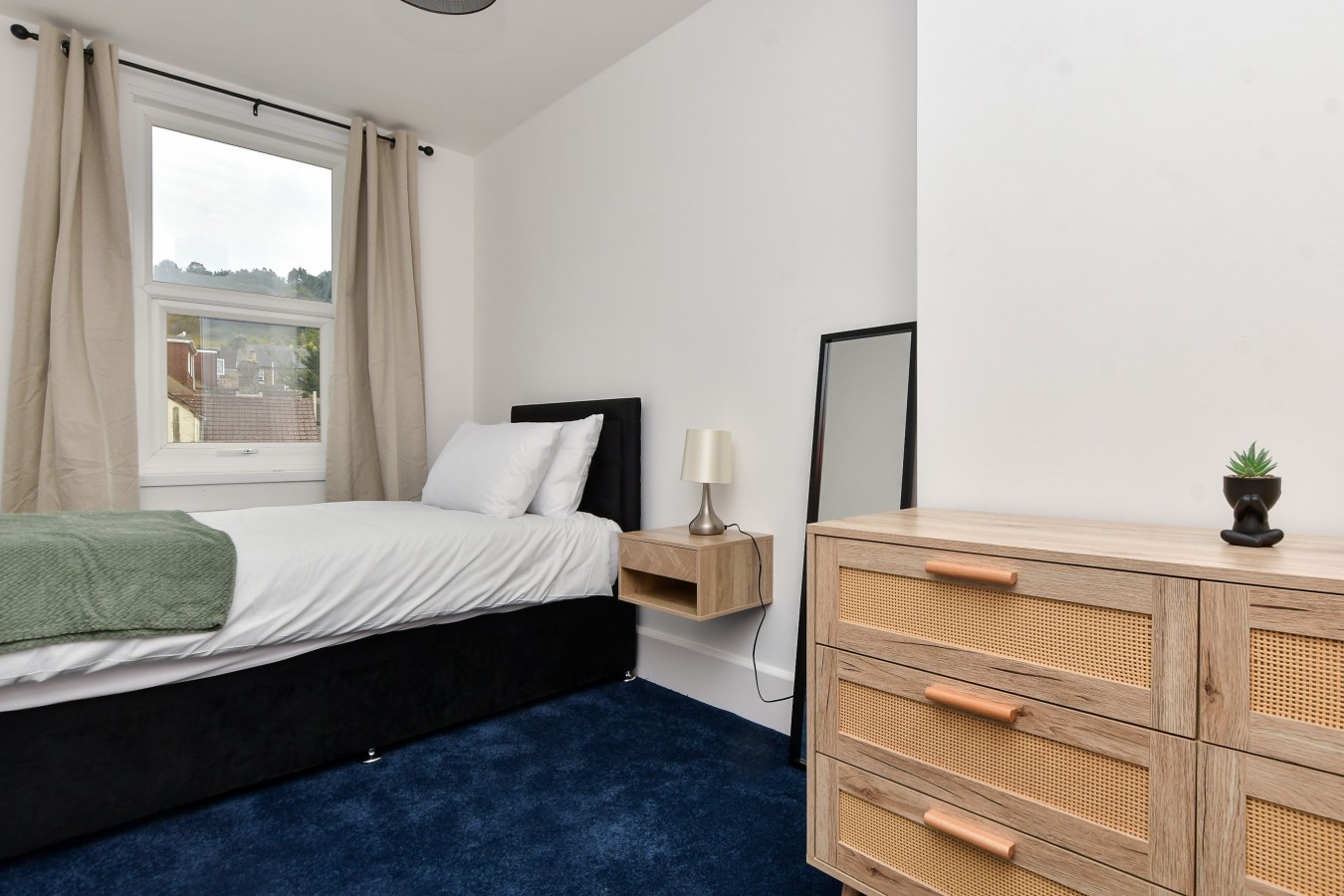 Contractor-Friendly 6BR 6 En-Suites | Free Parking in 241 Folkestone Road, Dover, Kent, CT17 9LL - Property image 26 - VivreStays