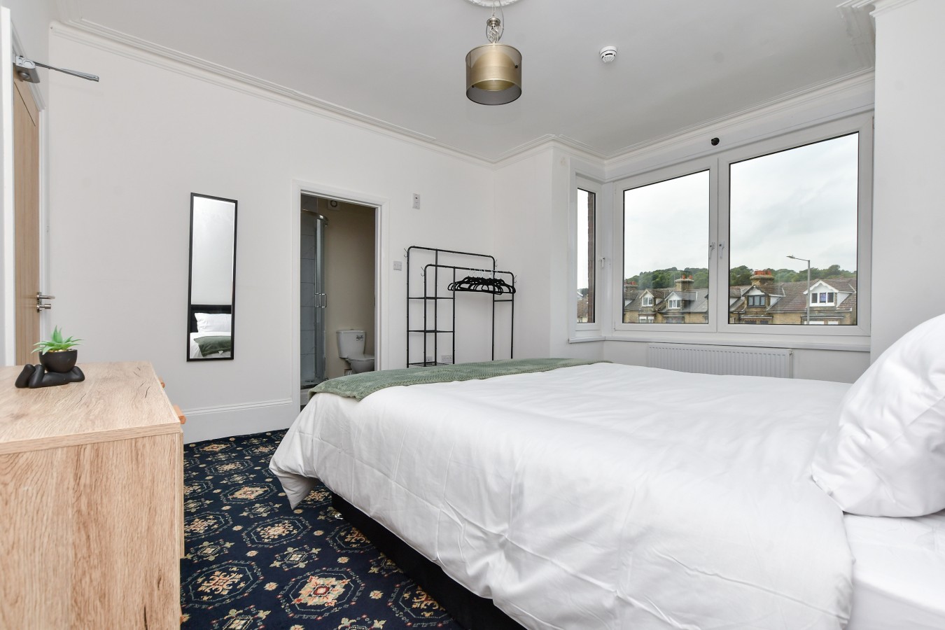 Contractor-Friendly 6BR 6 En-Suites | Free Parking in 241 Folkestone Road, Dover, Kent, CT17 9LL - Property image 34 - VivreStays