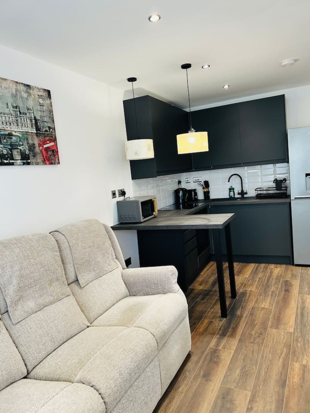 1-Bed Apt Close to Town Centre & Train Station in Mare Fair Flat 1, No 35 - Property image 4 - VivreStays