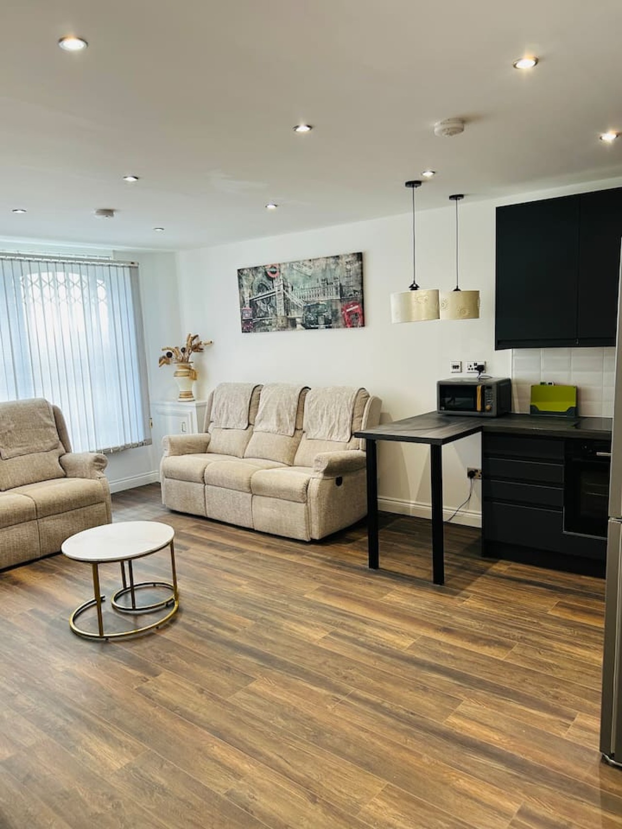 1-Bed Apt Close to Town Centre & Train Station in Mare Fair Flat 1, No 35 - Property image 3 - VivreStays