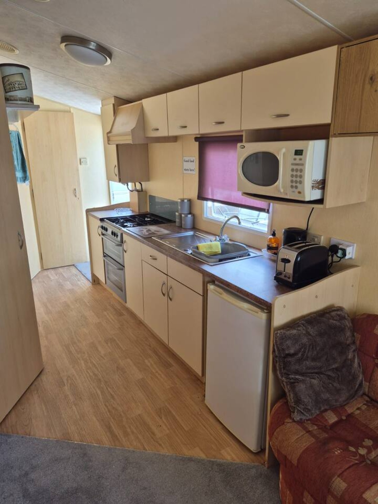 Cosy Caravan: 2BR in Sandown Sleeps 4 with Free Parking in The Fairway, Sandown PO36 9PS, UK - Property image 11 - VivreStays