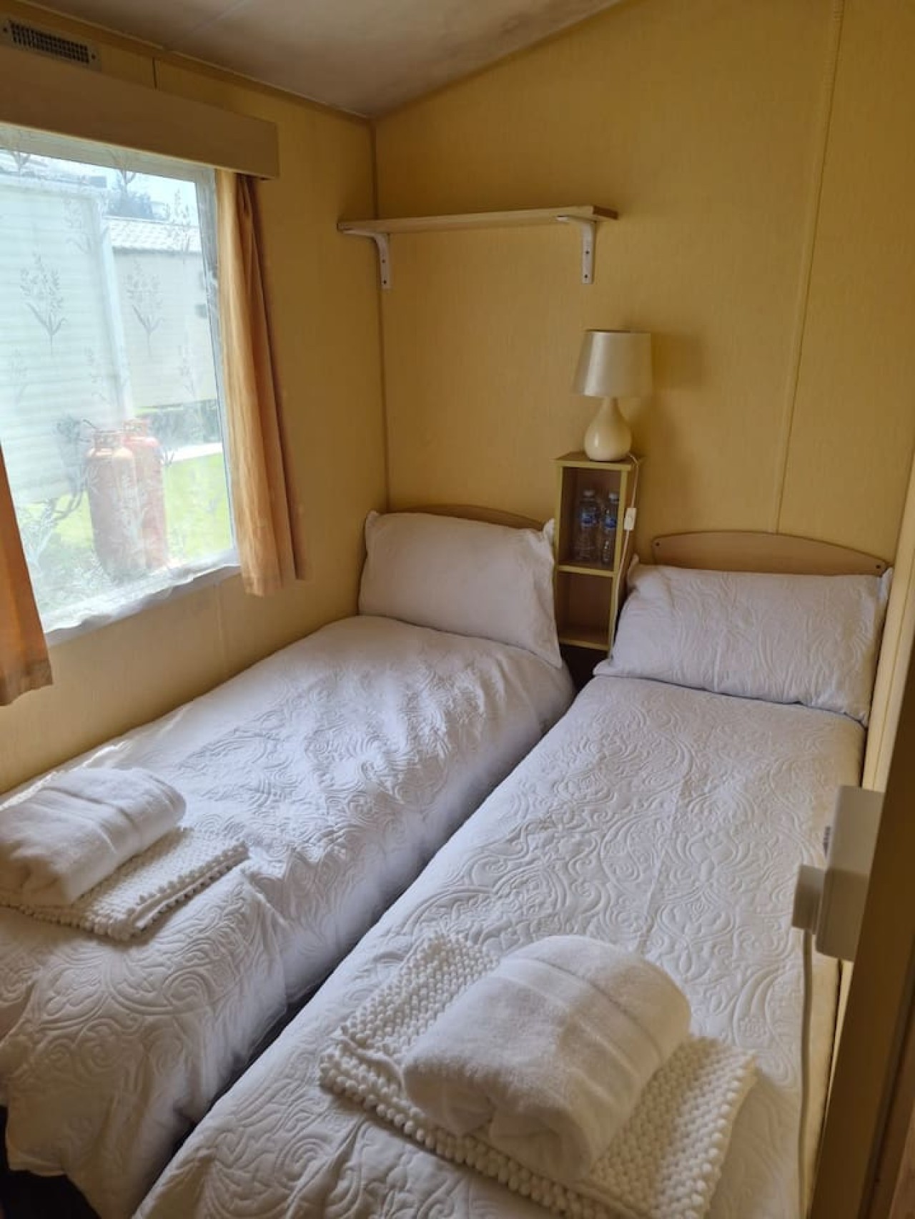 Cosy Caravan: 2BR in Sandown Sleeps 4 with Free Parking in The Fairway, Sandown PO36 9PS, UK - Property image 6 - VivreStays