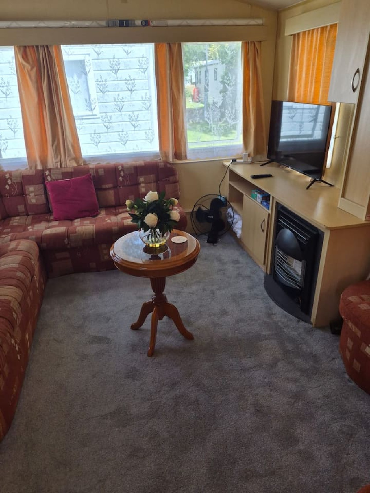 Cosy Caravan: 2BR in Sandown Sleeps 4 with Free Parking in The Fairway, Sandown PO36 9PS, UK - Property image 4 - VivreStays