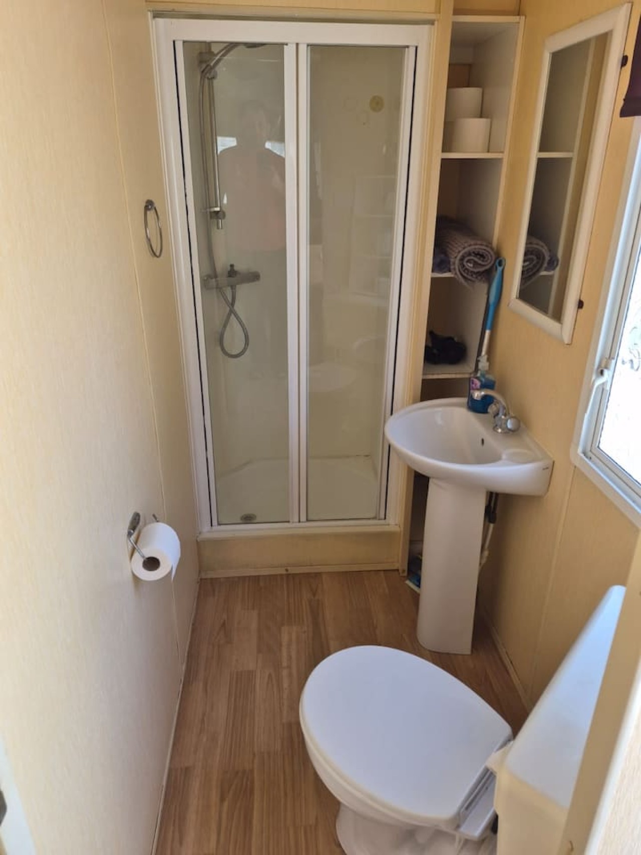 Cosy Caravan: 2BR in Sandown Sleeps 4 with Free Parking in The Fairway, Sandown PO36 9PS, UK - Property image 13 - VivreStays