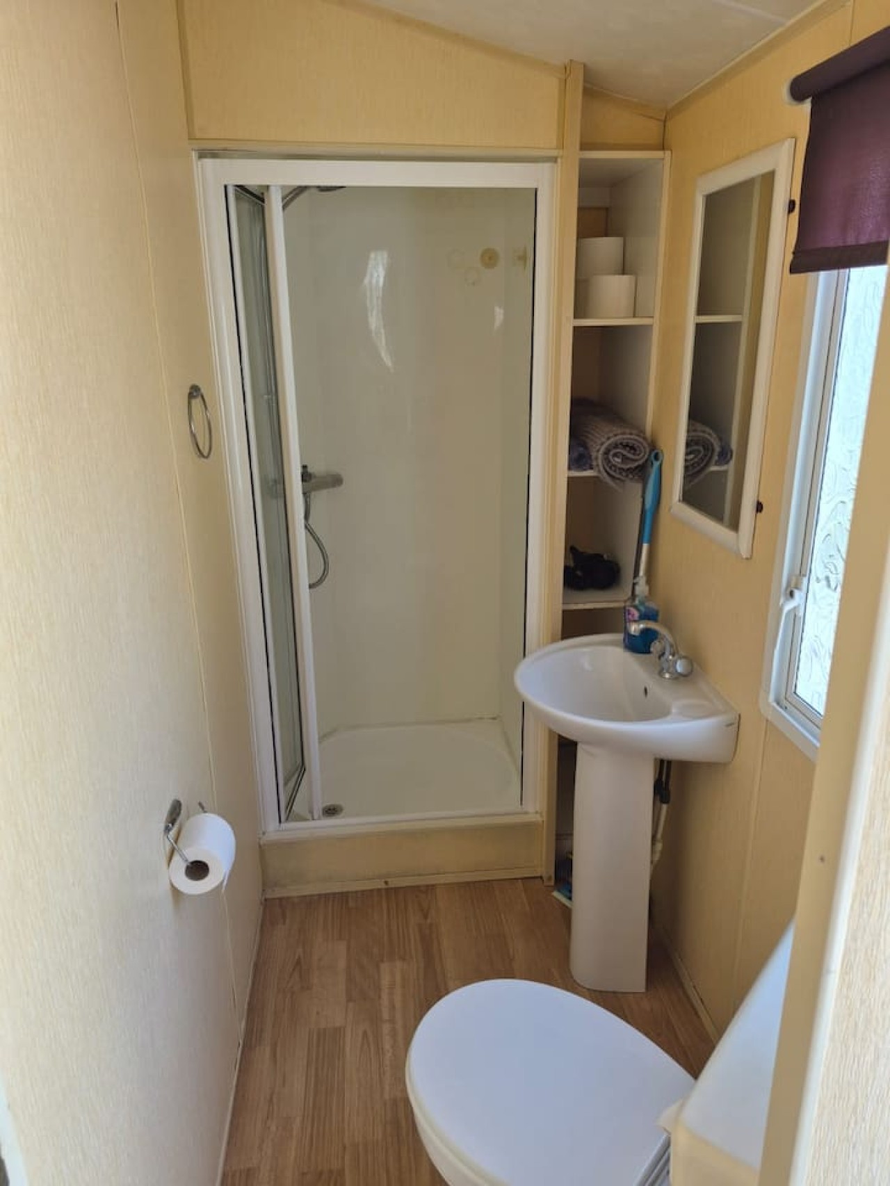 Cosy Caravan: 2BR in Sandown Sleeps 4 with Free Parking in The Fairway, Sandown PO36 9PS, UK - Property image 14 - VivreStays