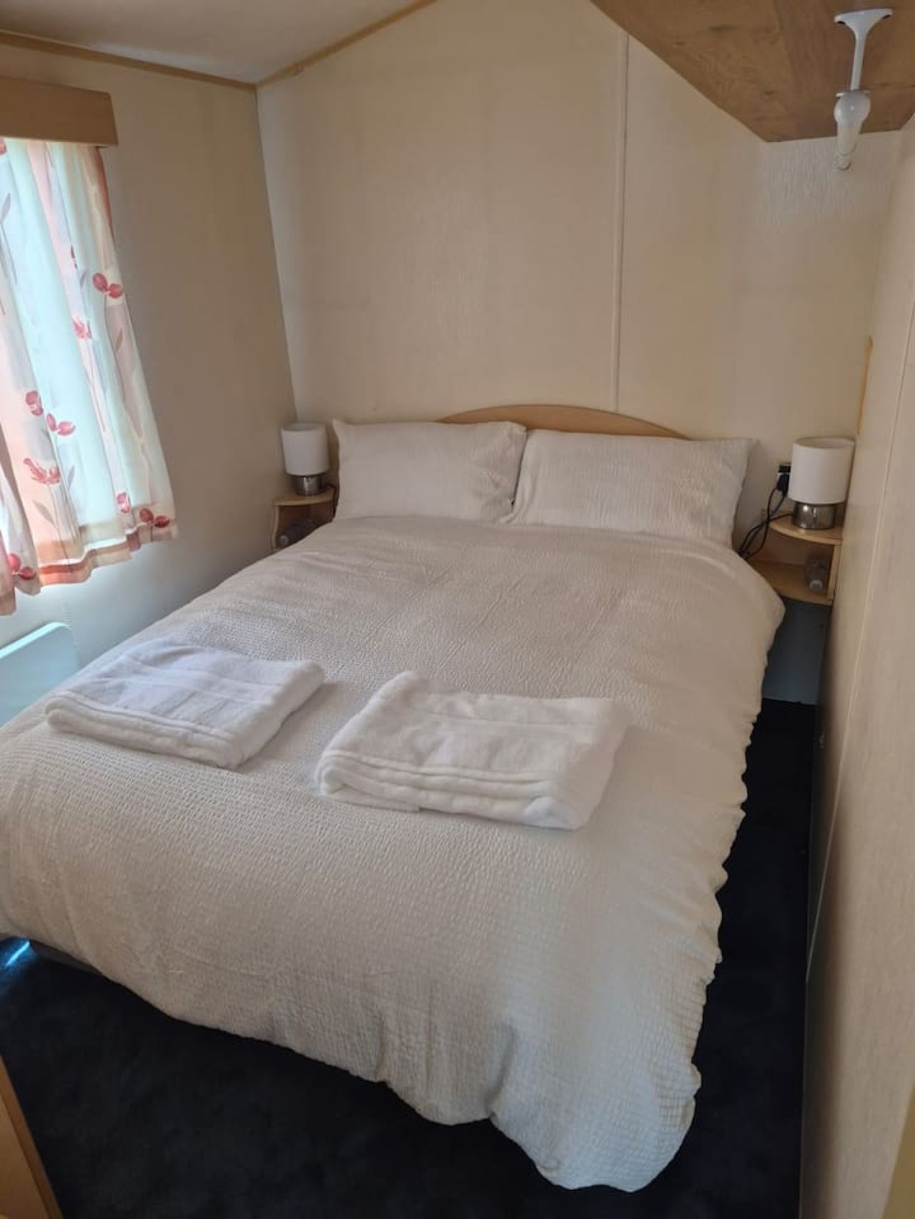 Cosy Caravan: 2BR in Sandown Sleeps 4 with Free Parking in The Fairway, Sandown PO36 9PS, UK - Property image 5 - VivreStays