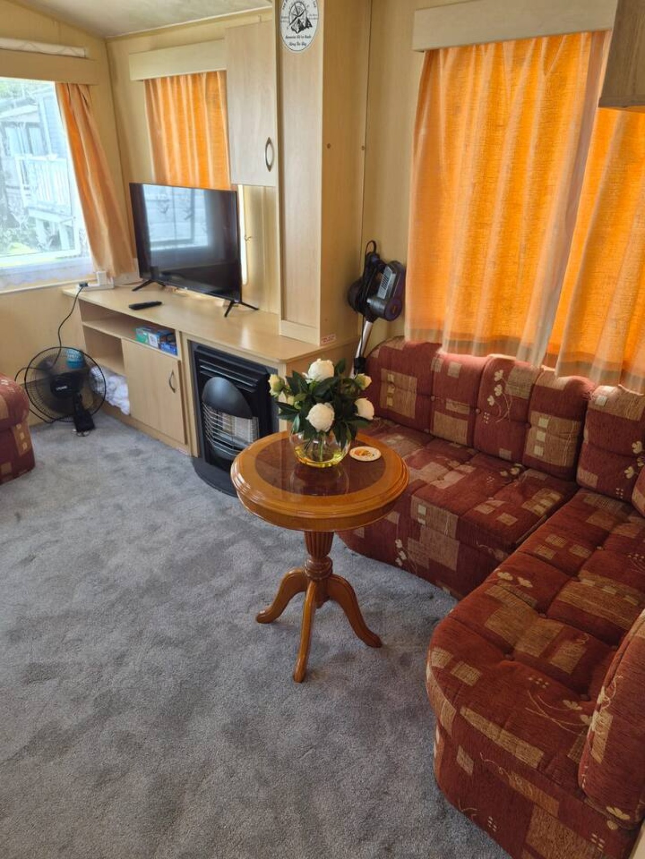 Cosy Caravan: 2BR in Sandown Sleeps 4 with Free Parking in The Fairway, Sandown PO36 9PS, UK - Property image 3 - VivreStays