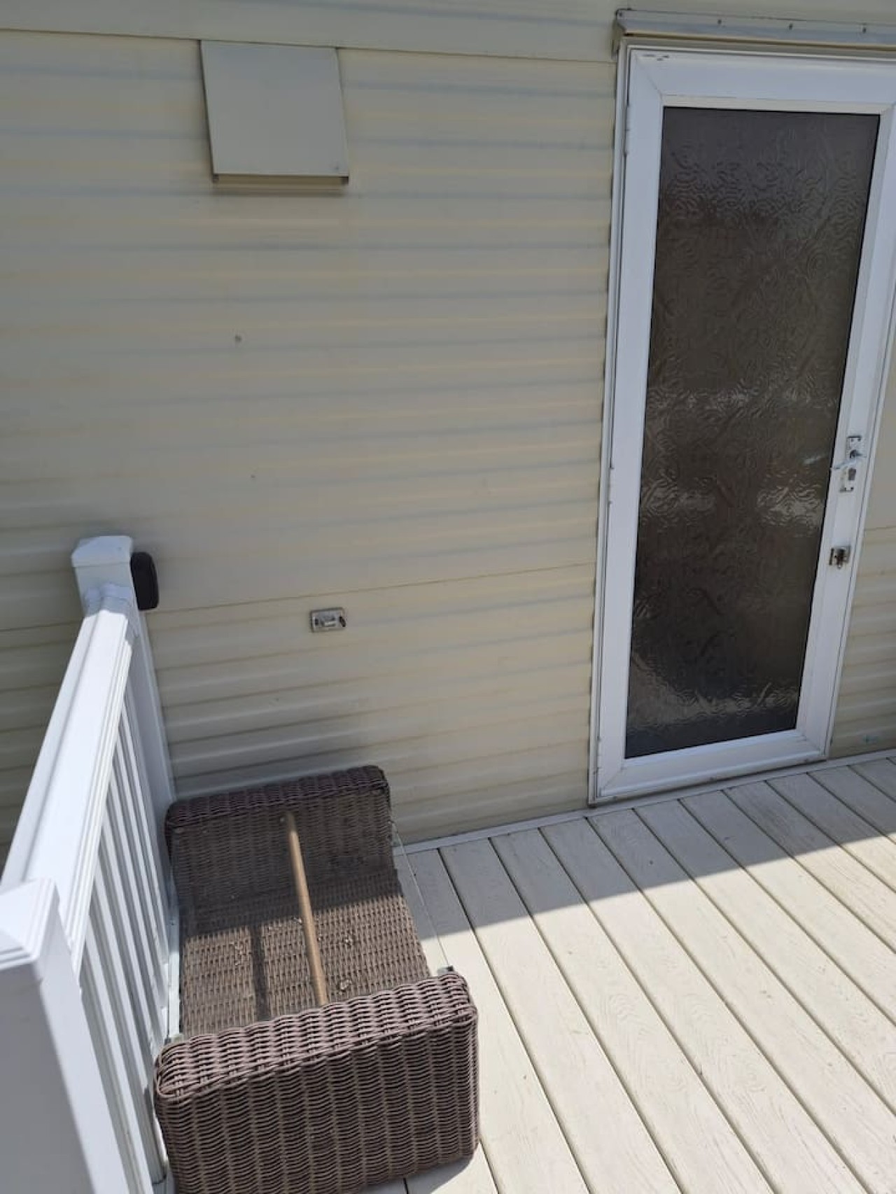Cosy Caravan: 2BR in Sandown Sleeps 4 with Free Parking in The Fairway, Sandown PO36 9PS, UK - Property image 9 - VivreStays