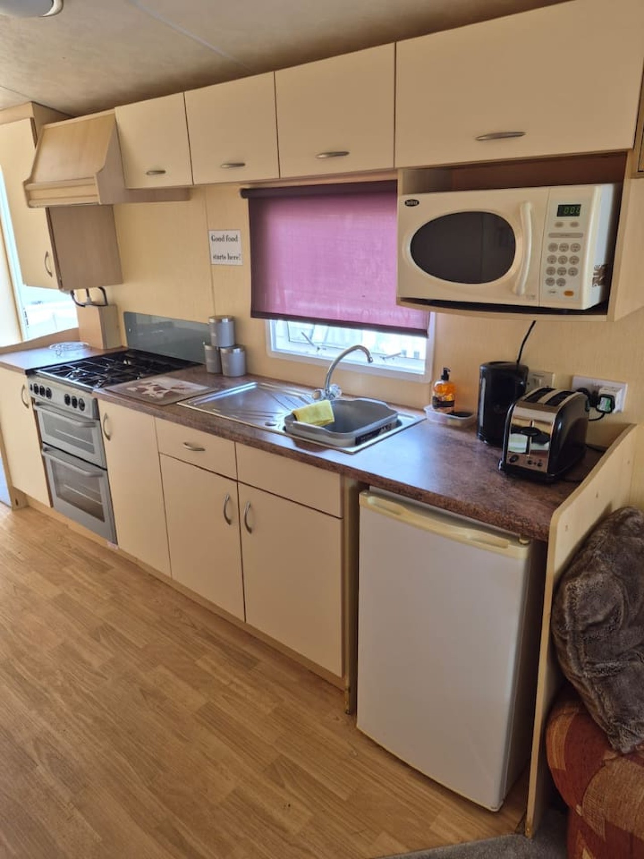 Cosy Caravan: 2BR in Sandown Sleeps 4 with Free Parking in The Fairway, Sandown PO36 9PS, UK - Property image 12 - VivreStays