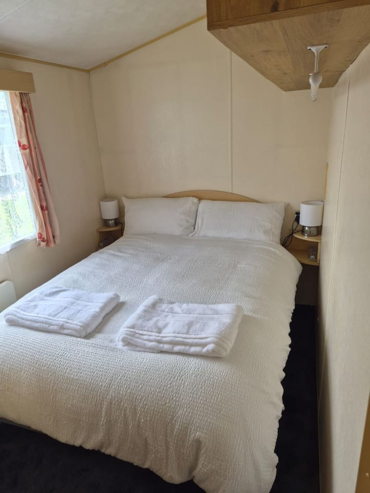 Cosy Caravan: 2BR in Sandown Sleeps 4 with Free Parking serviced apartment - UK - VivreStays