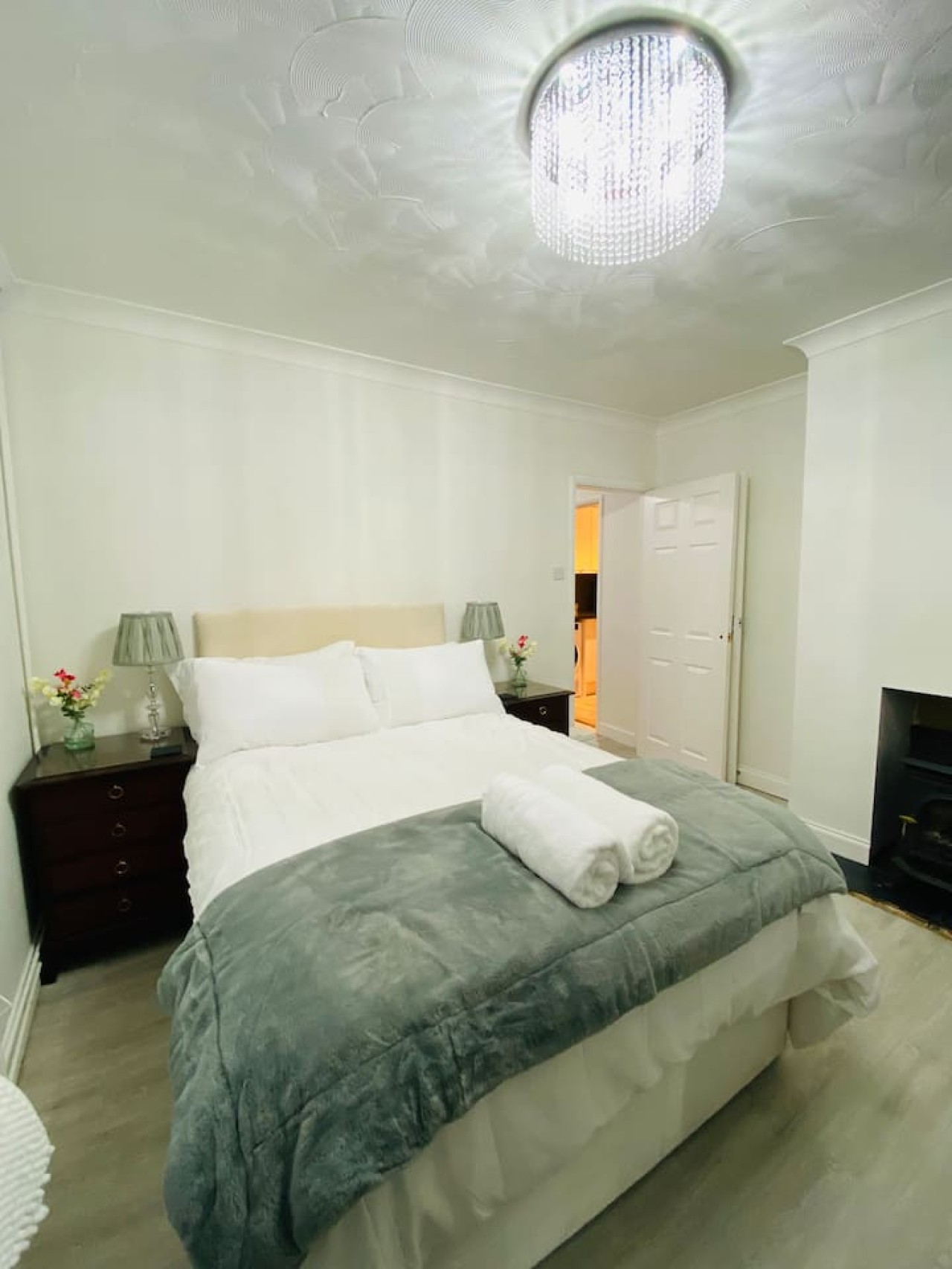 Red Brick Haven 5Bed 2Bath for Memorable Reunions in 18 Cadets Walk, East Cowes PO32 6JP, UK - Property image 13 - VivreStays