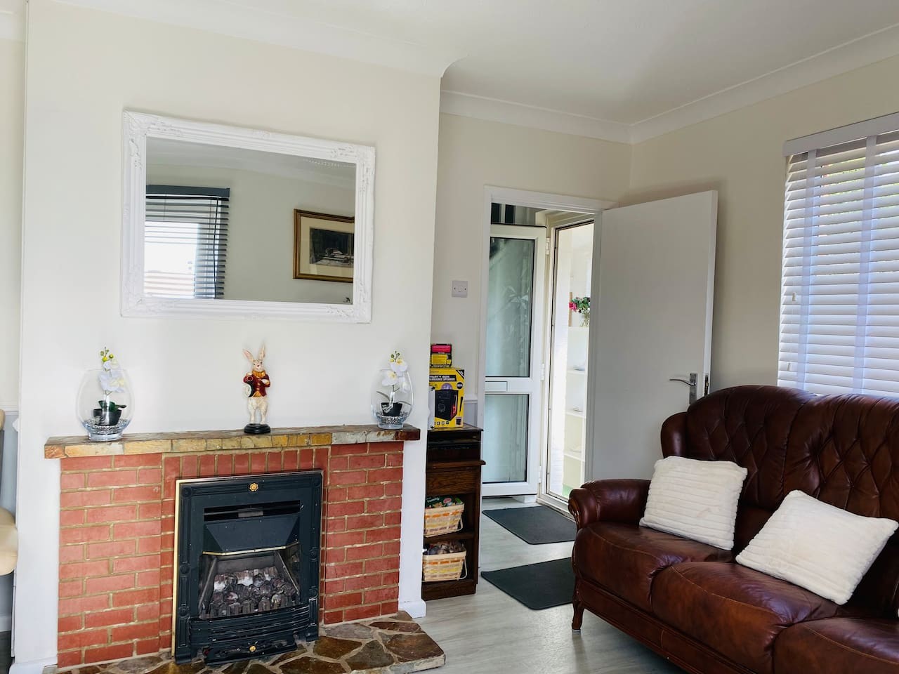 Red Brick Haven 5Bed 2Bath for Memorable Reunions in 18 Cadets Walk, East Cowes PO32 6JP, UK - Property image 24 - VivreStays