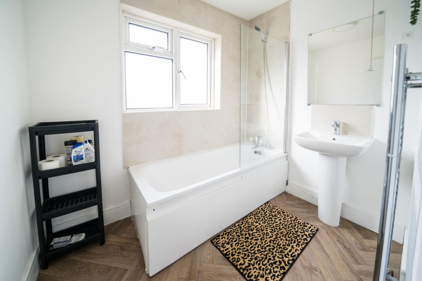 Spacious 4BR | Sleeps 10 | Free Parking in 236 Albany Rd, Cardiff CF24 3RZ, UK - Property image 26 - VivreStays