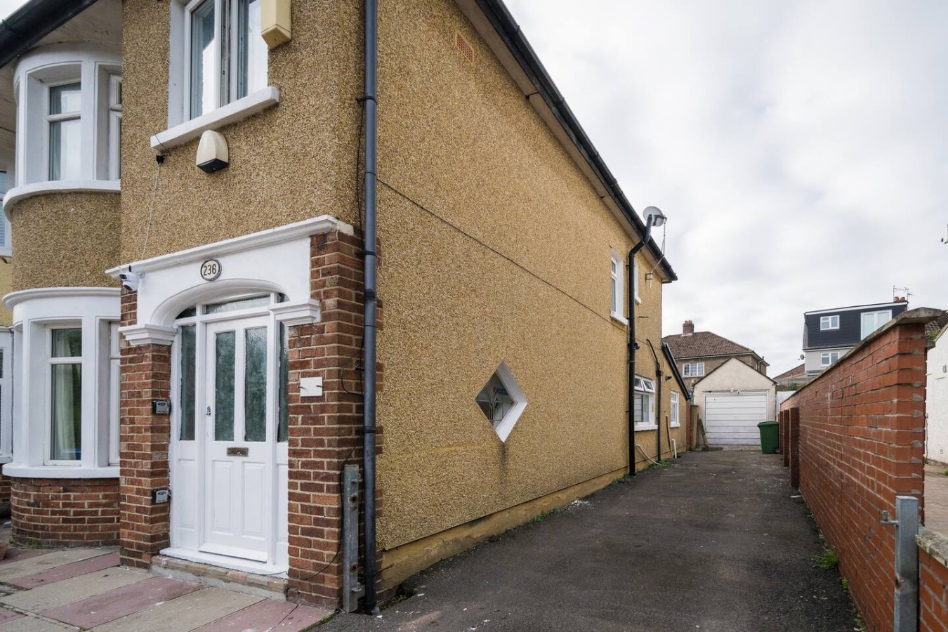 Spacious 4BR | Sleeps 10 | Free Parking in 236 Albany Rd, Cardiff CF24 3RZ, UK - Property image 3 - VivreStays