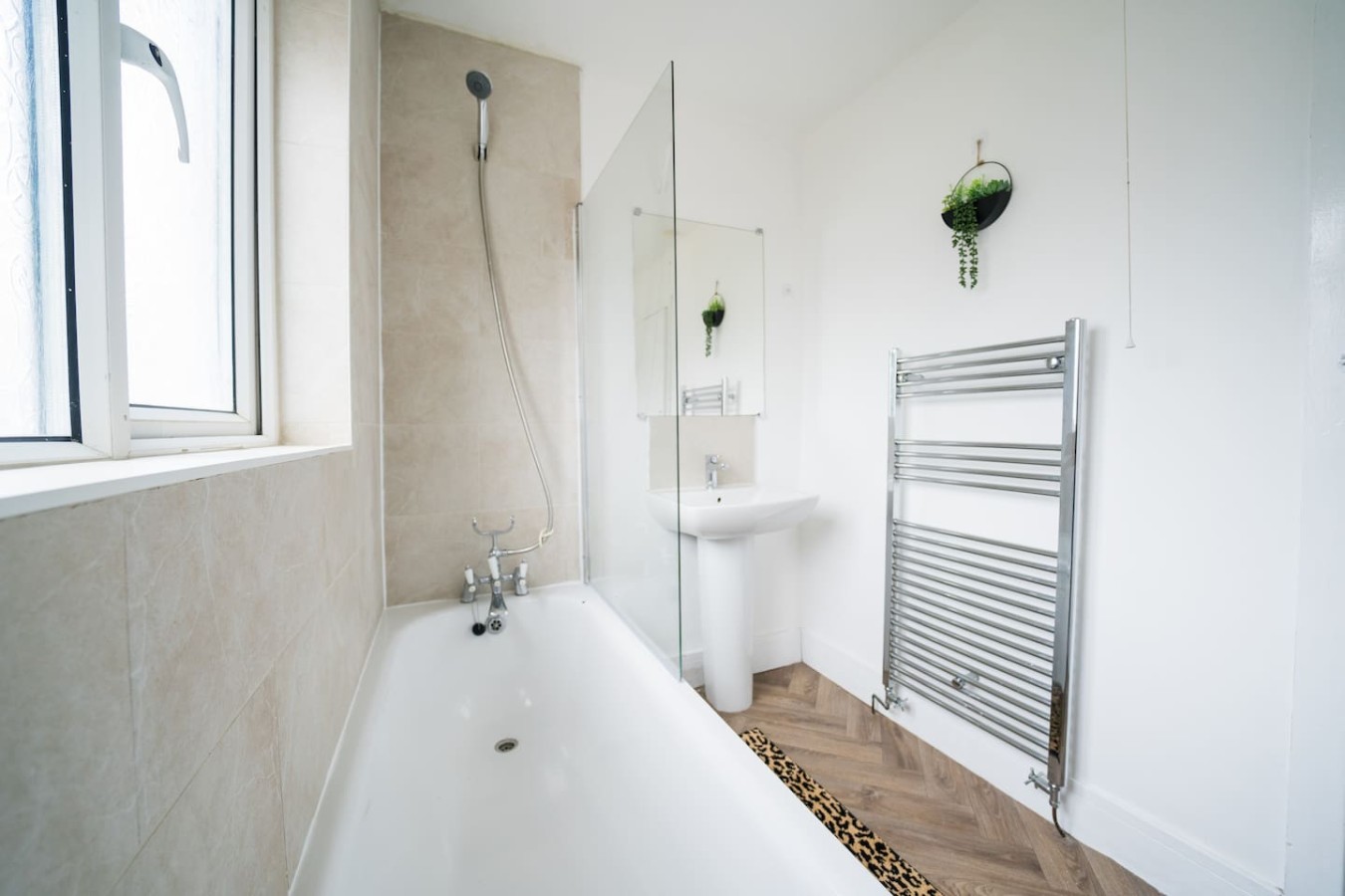 Spacious 4BR | Sleeps 10 | Free Parking in 236 Albany Rd, Cardiff CF24 3RZ, UK - Property image 25 - VivreStays