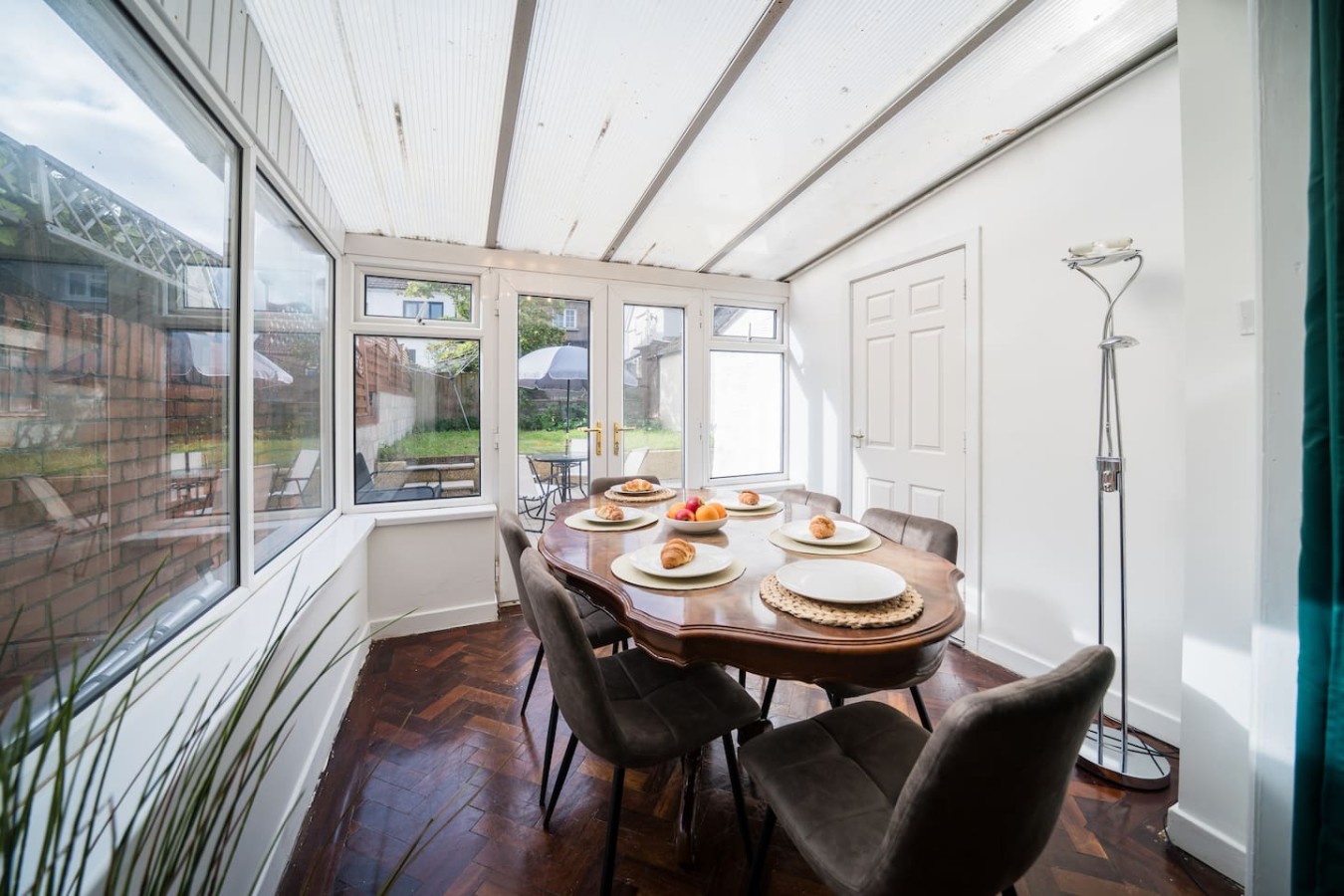 Spacious 4BR | Sleeps 10 | Free Parking in 236 Albany Rd, Cardiff CF24 3RZ, UK - Property image 4 - VivreStays