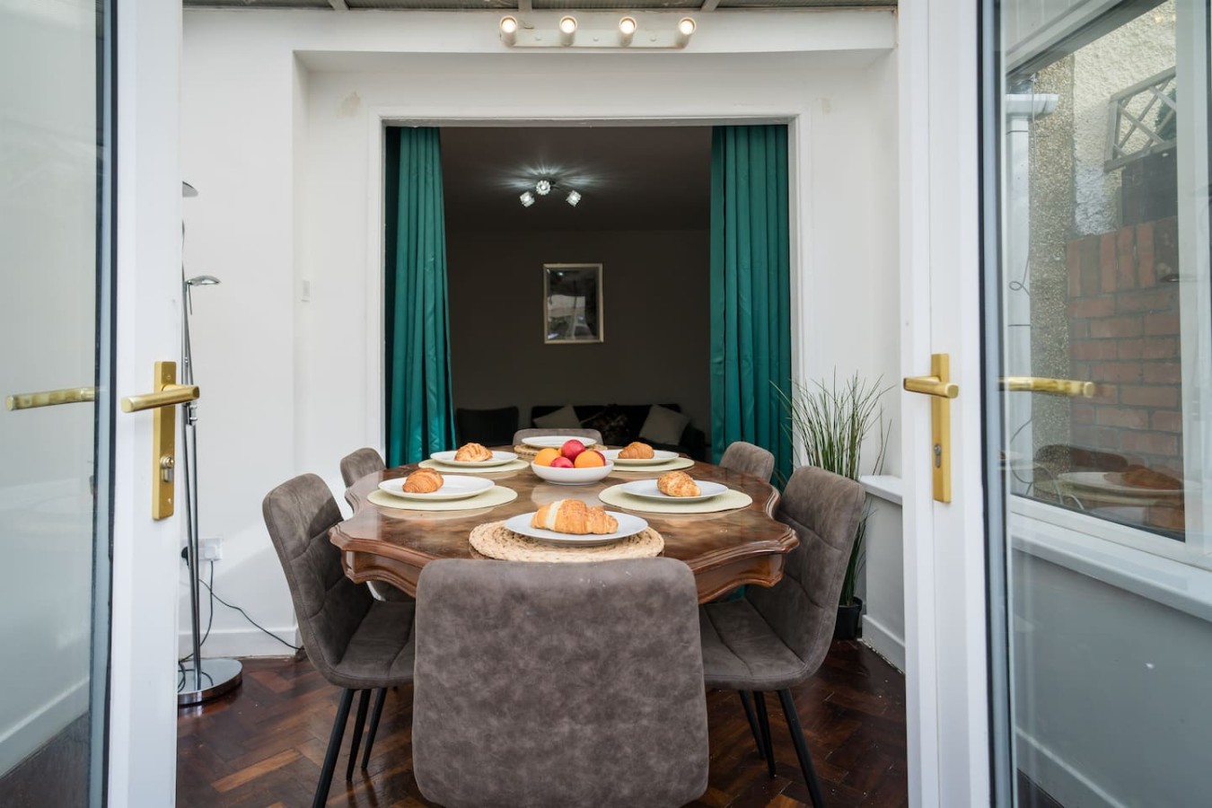 Spacious 4BR | Sleeps 10 | Free Parking in 236 Albany Rd, Cardiff CF24 3RZ, UK - Property image 39 - VivreStays