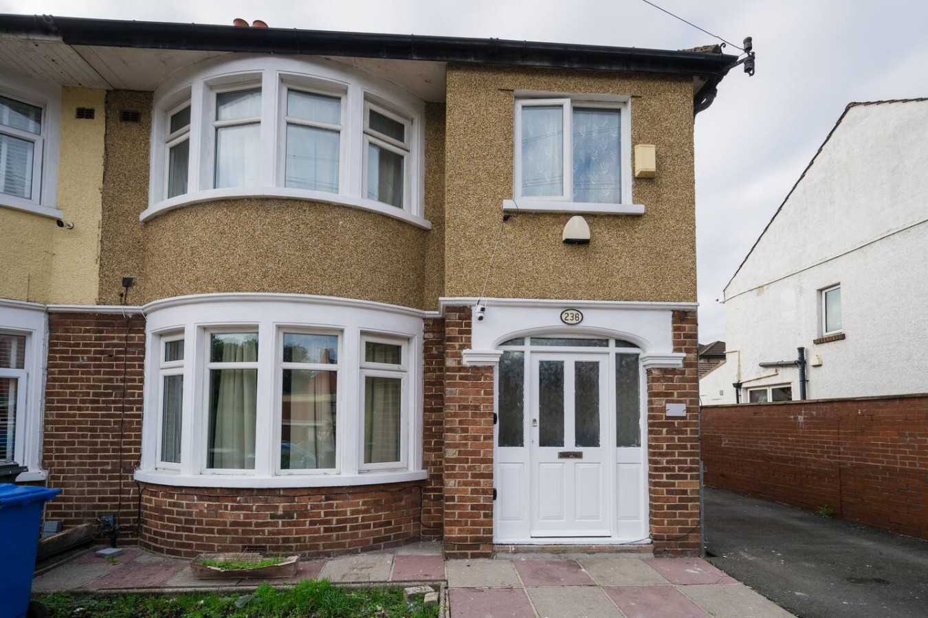 Spacious 4BR | Sleeps 10 | Free Parking in 236 Albany Rd, Cardiff CF24 3RZ, UK - Property image 30 - VivreStays