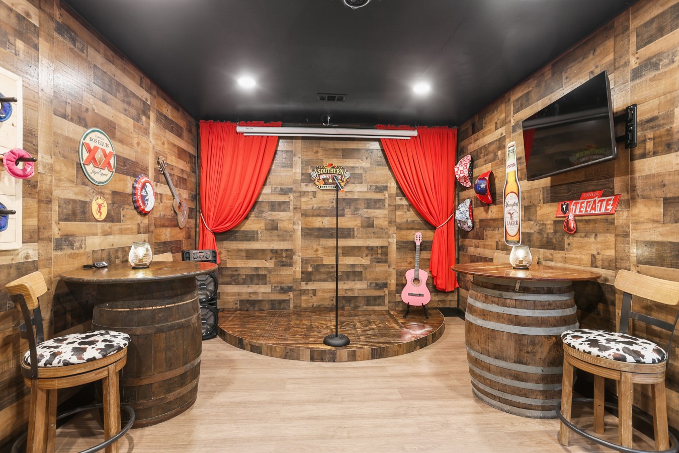 Southern Honky Tonk | Modern Farmhouse Airbnb w/ Karaoke Stage & 80” Screen