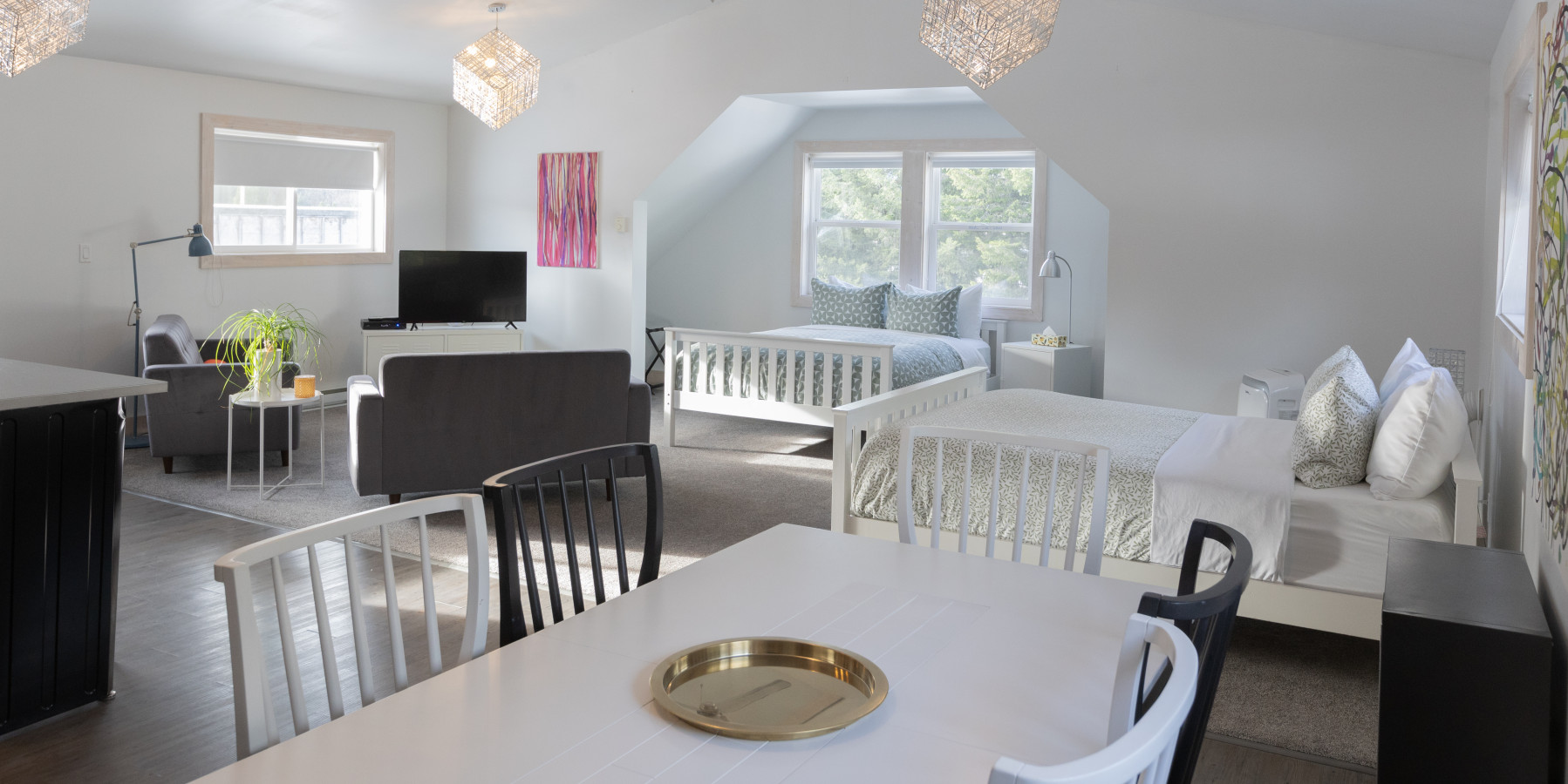 Full Kitchen And Smart Tv Amenities - Charming Open-concept Suite - Canada