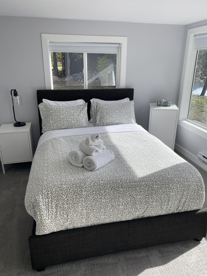Full Kitchen And Smart Tv Amenities - Serene Riverside Oasis - Canada