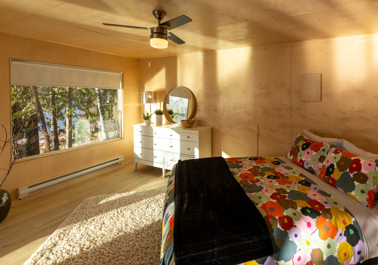 Cozy Haven With Mini Fridge And Wi-fi - Charming Glamping Cabin - Canada