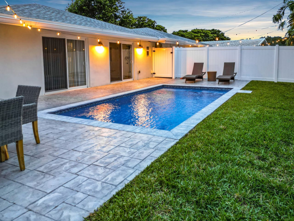 Solar Heated Pool And Beautiful Backyard Oasis - Elegant Retreat - Fort Lauderdale, FL