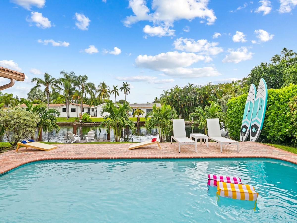 Spacious Backyard Oasis With Pool And Entertainment Features - Charming Retreat - Fort Lauderdale, FL