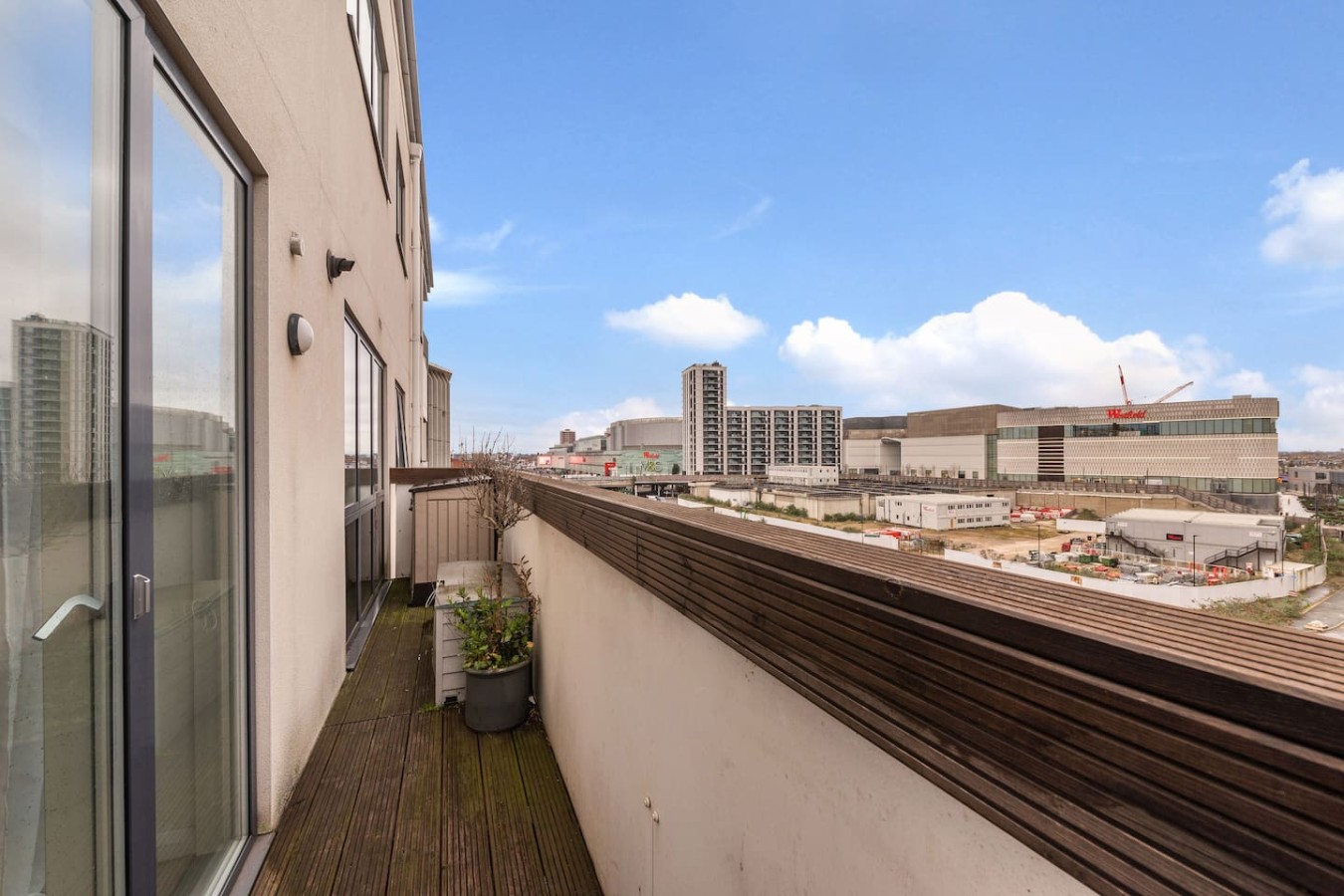 Luxury 2 Bed w/Balcony View, 4 Min Walk to Station in 10 Bard Road Flat 11 - Property image 3 - VivreStays