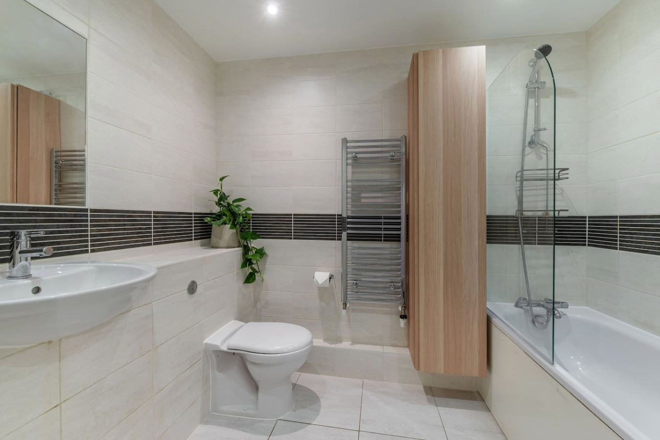 Luxury 2 Bed w/Balcony View, 4 Min Walk to Station in 10 Bard Road Flat 11 - Property image 10 - VivreStays