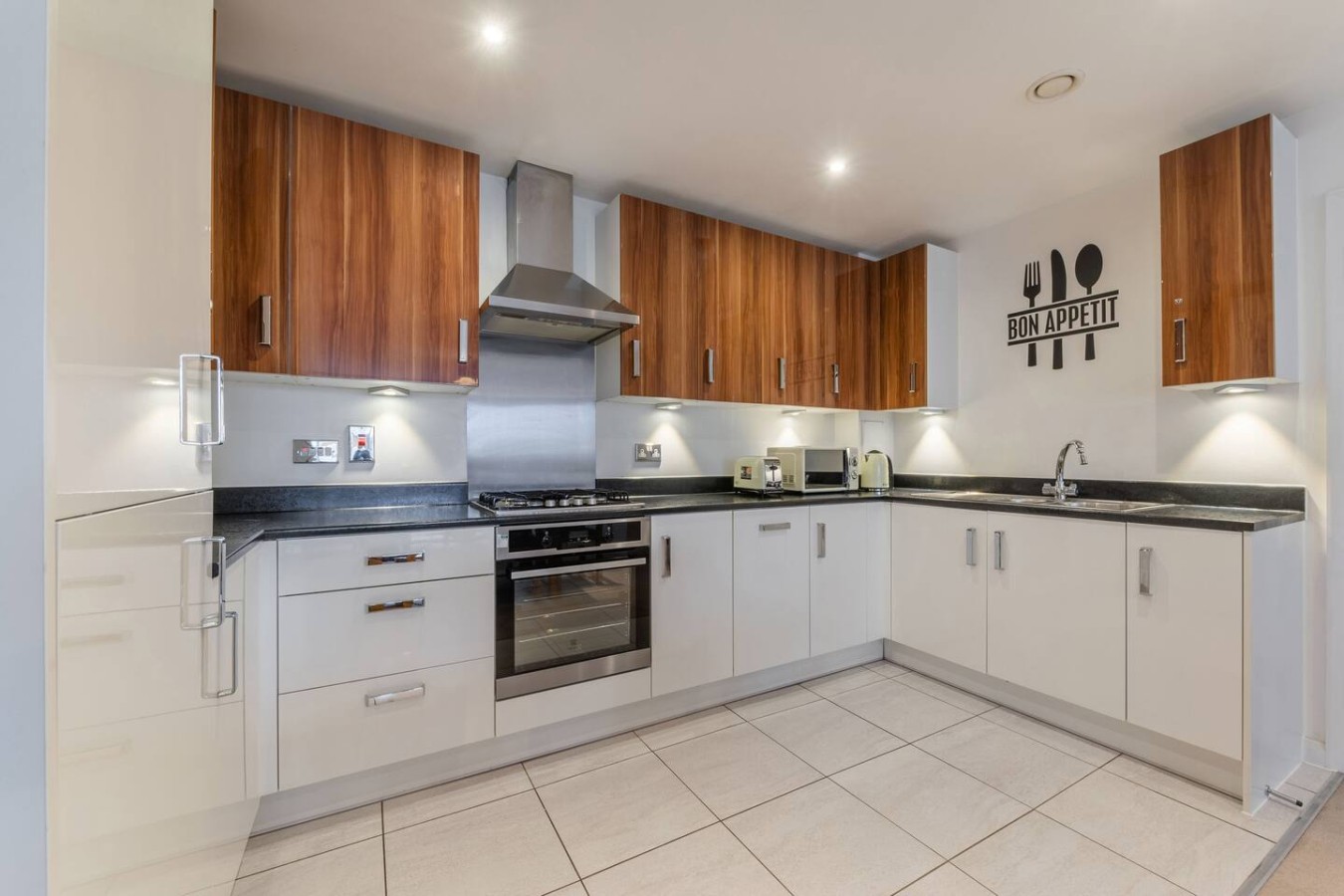 Luxury 2 Bed w/Balcony View, 4 Min Walk to Station in 10 Bard Road Flat 11 - Property image 4 - VivreStays