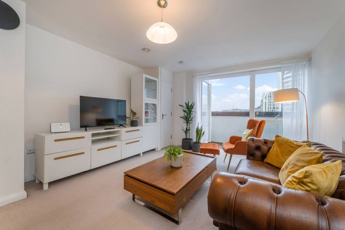 Luxury 2 Bed w/Balcony View, 4 Min Walk to Station serviced apartment - UK - VivreStays